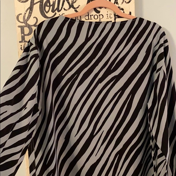 en Thread Large Zebra Print Blouse - Picture 6 of 7